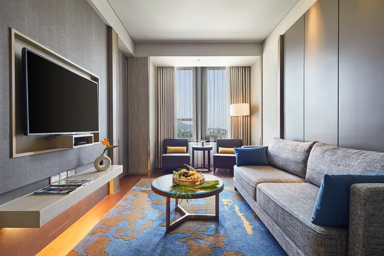 入住台東趣淘漫旅趣淘套房三天兩夜平日每晚5800元起，130度的寬闊視野飽覽絕佳台東美景。業者提供