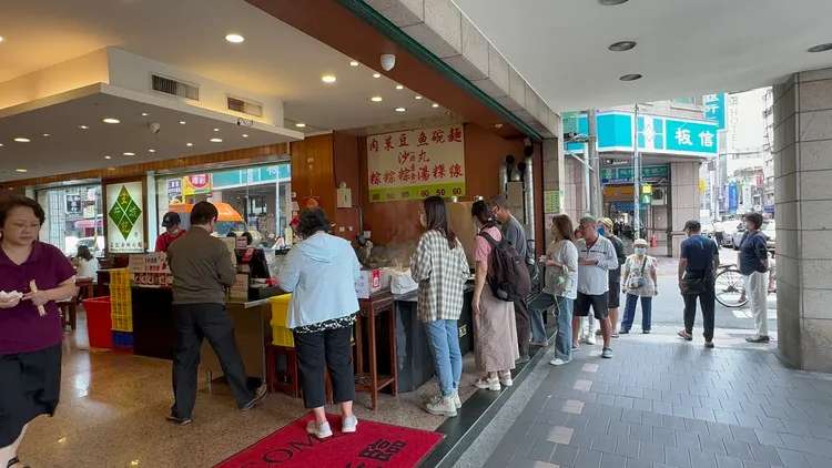 輝達執行長黃仁勳離開後，王記府城肉粽外民眾依然大排長龍，準備品嚐跟他同款餐點。特勤中心攝