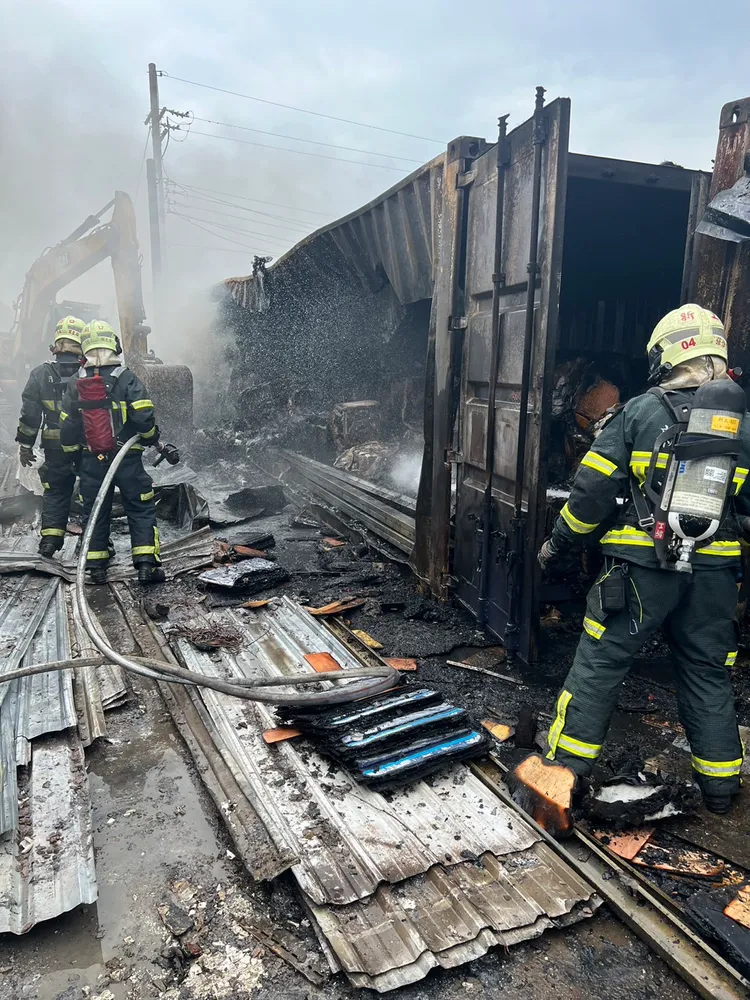 現場殘火處理中。新竹縣消防局提供