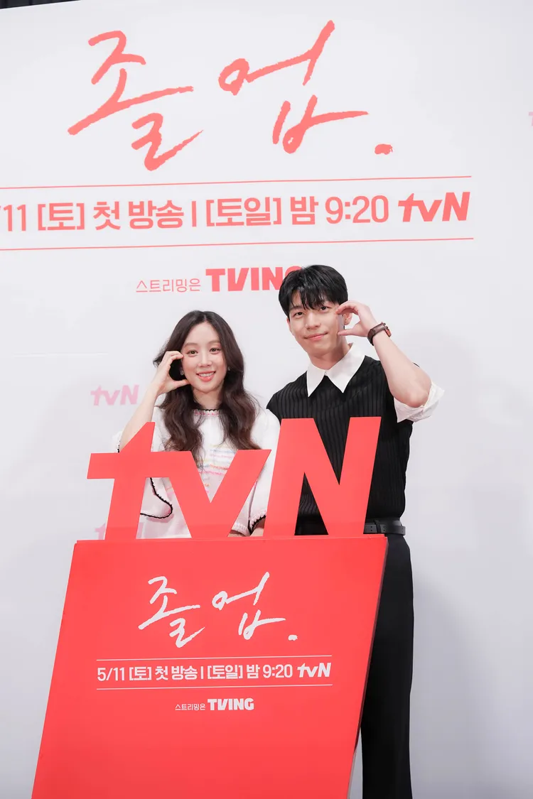 魏嘏雋（右）坦言在片場看到鄭麗媛很心動。Hami Video提供