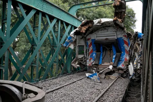 「10天沒燈號」阿根廷火車相撞90傷!疑電纜被竊釀禍