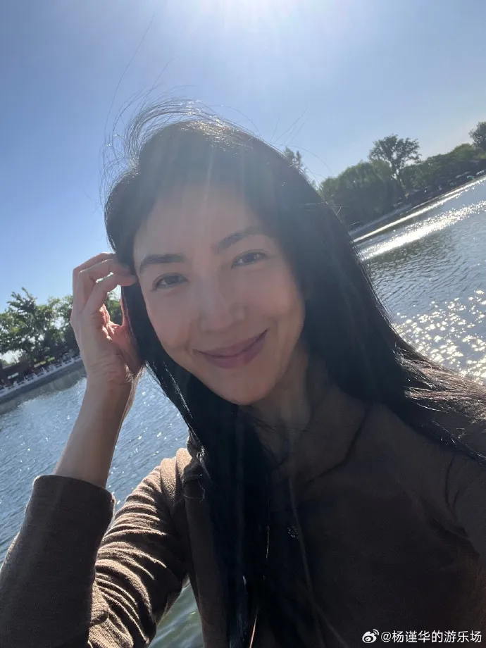 楊謹華「祝自己母親節快樂」,分享自拍美照。翻攝自楊謹華微博