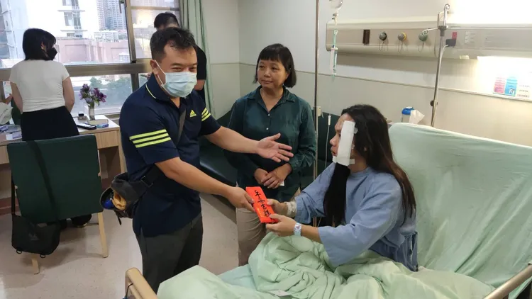 愛爾麗集團先前就偕同中市府一起探望中捷傷者，除了給營養金外，也要照護出院後的美容手術。讀者提供