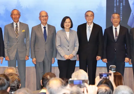 馮世寬發表回憶錄! 蔡英文笑虧:你命中注定跟我8年