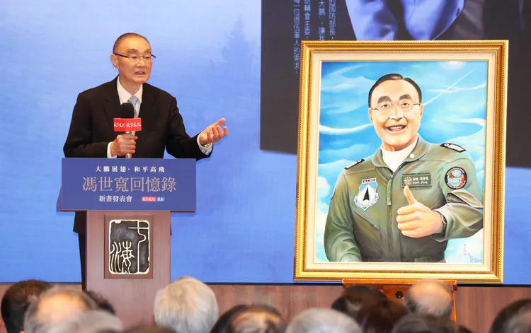 馮世寬今出版新書《大鵬展翅：馮世寬回憶錄》。莊宗達攝