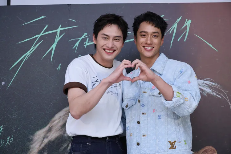 范少勳（左）和劉俊謙拍出好基情。攝影中心攝