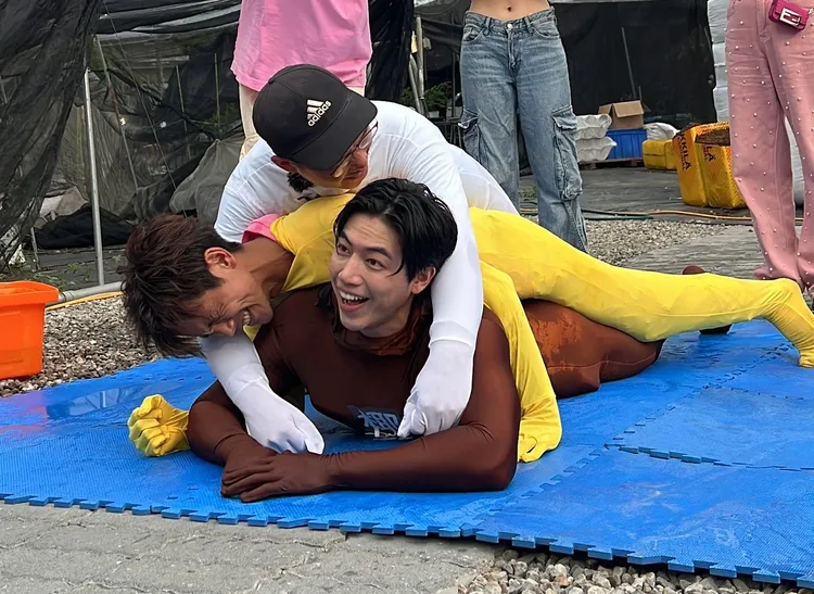 職人（上到下）阿翔與許得瑋詮釋藍莓疊成一團。民視提供