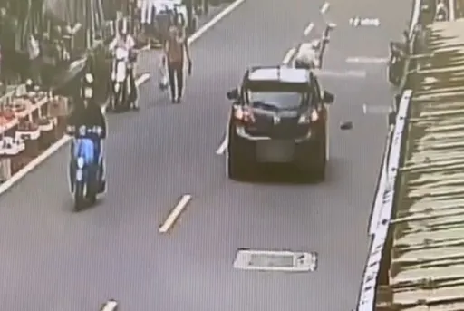 驚險畫面曝光! 桃園翁過馬路遭轎車撞飛落地