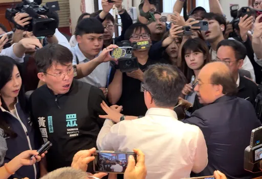 黃國昌被打巴掌!綠委吼「你噴什麼口水」 吳思瑤急喊:快去驗有沒有狂犬病