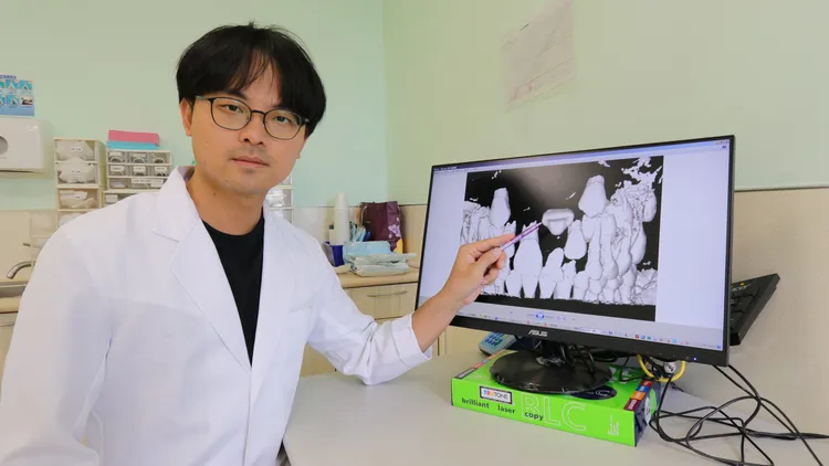 楊晉瑜醫師說，小孩若小三時正中門牙仍未萌發，就需要盡早就醫尋求專業協助。亞大附醫提供