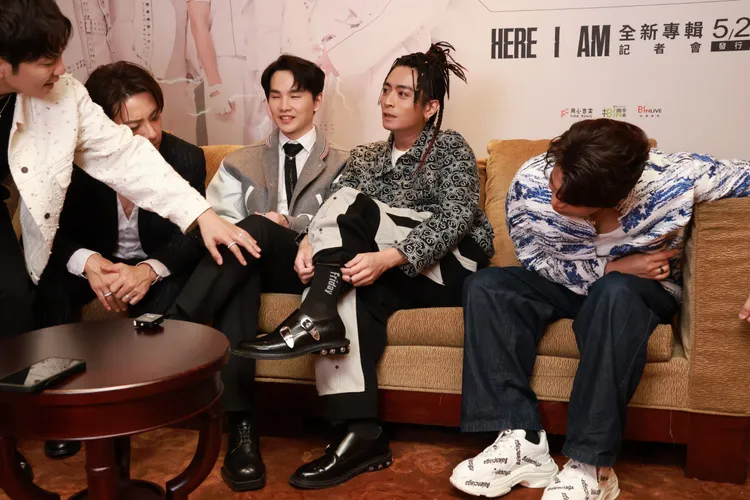 Toro（右二）秀襪子。莊宗達攝