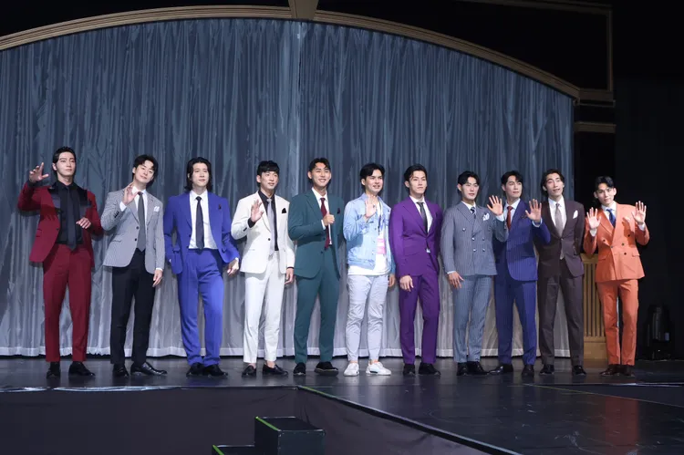 朴道鏡（右起）、 魯晋旭、金鎭友、柳志翰、姜天一、製作人、李熙中、金東熙、金士烘、李潤濟、 李國榮接受訪問。彭欣偉攝