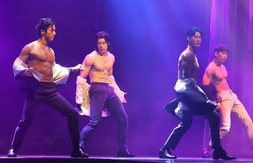 韓國10猛男來台脫了!秀結實腹肌自豪「色色的」 被觀眾擦汗認心動