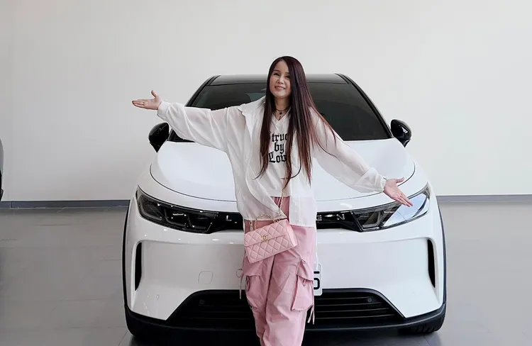 劉依純試乘新車。翰森娛樂提供