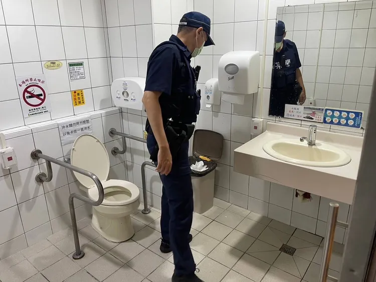 員警逐層搜查。讀者提供