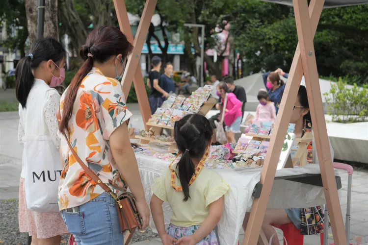 「FASHION FOR ALL 新北‧構時尚」5月11日起連續四個週末在新北市府中廣場將有工作坊、市集等。文化局提供