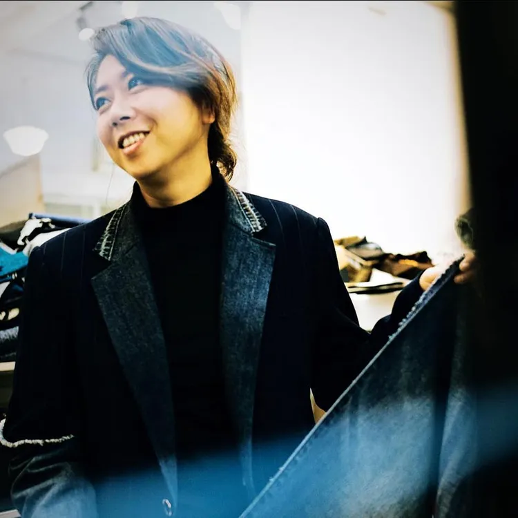 臺灣設計師品牌「Story Wear」，以「一輩子不製造垃圾」為品牌核心理念，創辦人兼設計師陳冠百，將回收的丹寧和廢棄布料加以再製。文化局提供