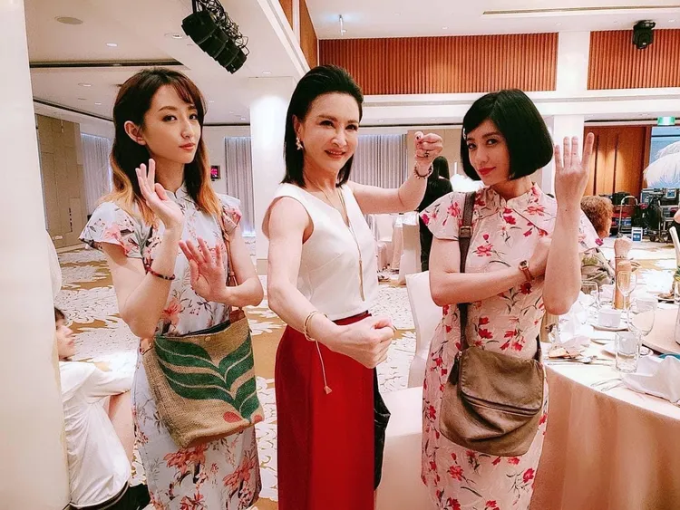 黃香蓮（中）2022年演出《媽，別鬧了》，右為賈靜雯，左為柯佳嬿。翻攝《媽，別鬧了》臉書
