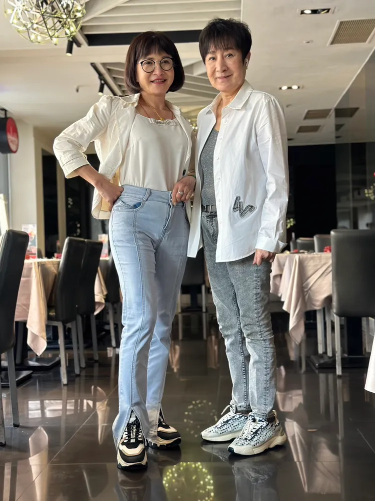 葉青（右）的腳也太細了吧，黃香蓮也是玲瓏有致。趙大智攝