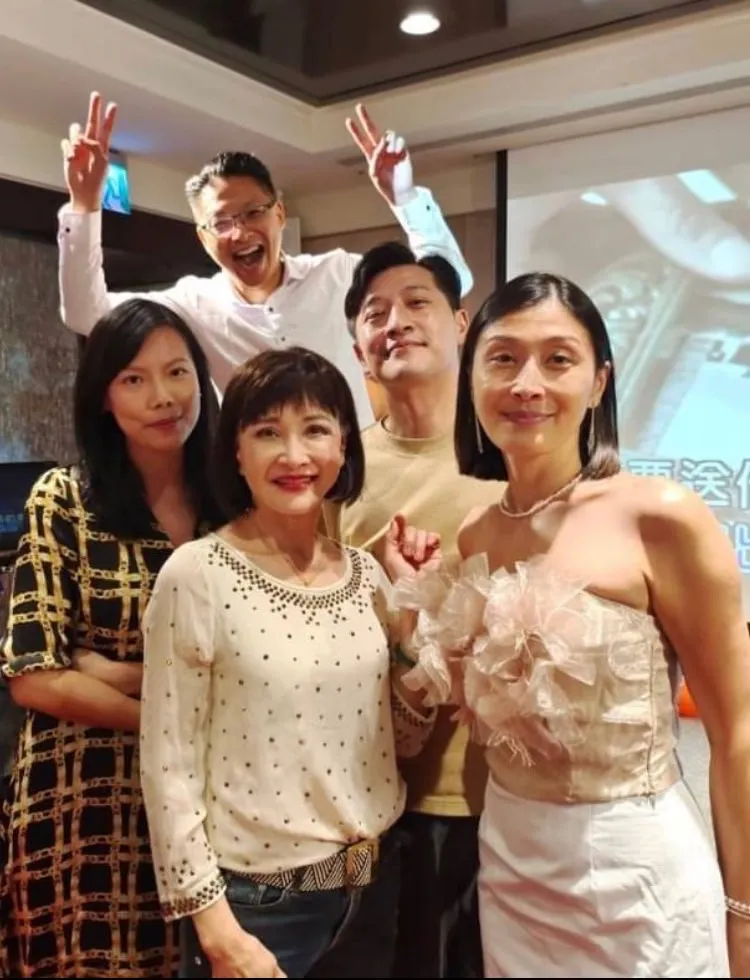 黃香蓮（左二）和女兒（右一）及星宇航空任職的兒子（右二）一家人。黃香蓮提供