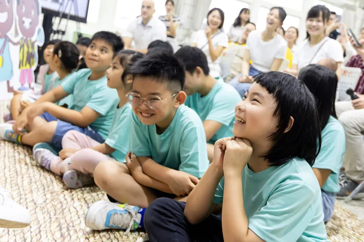 台灣克蘭詩今年也持續響應活動，並選定新北市瑞芳區濂洞國小，作為今年公益月的第一所送愛小學。品牌提供