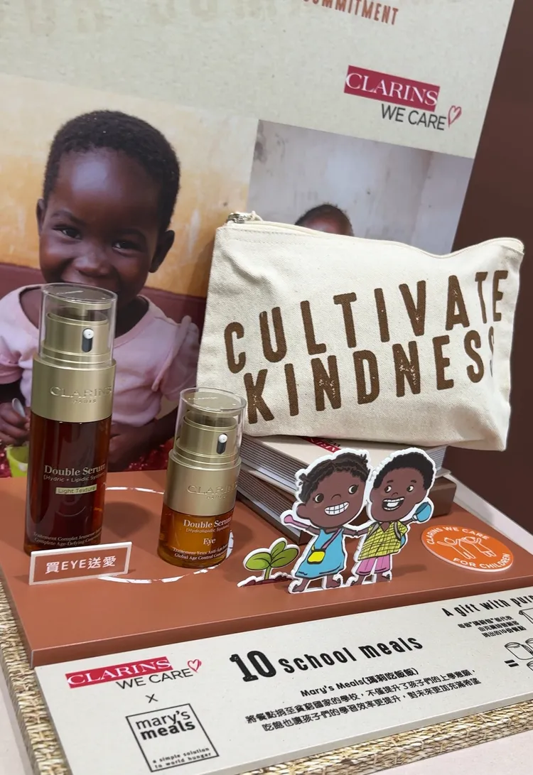 消費滿2024元獲贈瑪莉包限量組，包含瑪莉包、瑪麗故事冊、黃金雙激萃0.9ml*3，克蘭詩並會同步捐贈10份餐點給予Mary’s Meals。張家玲攝