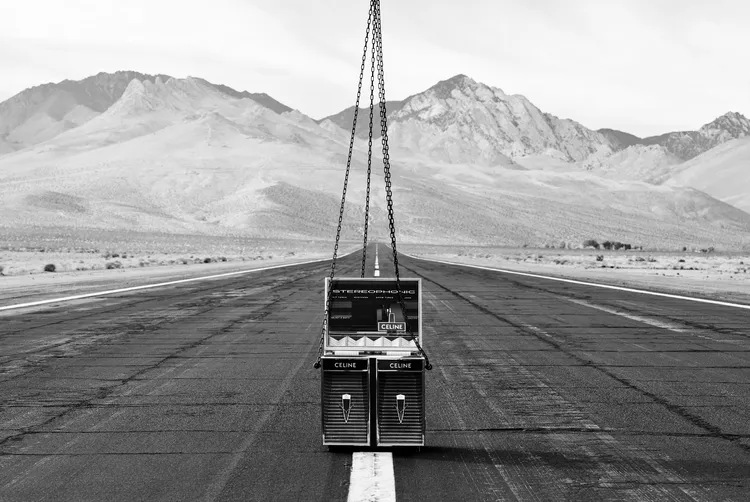 影片最初可見到直升機帶著點唱機降落於蜿蜒公路上。品牌提供