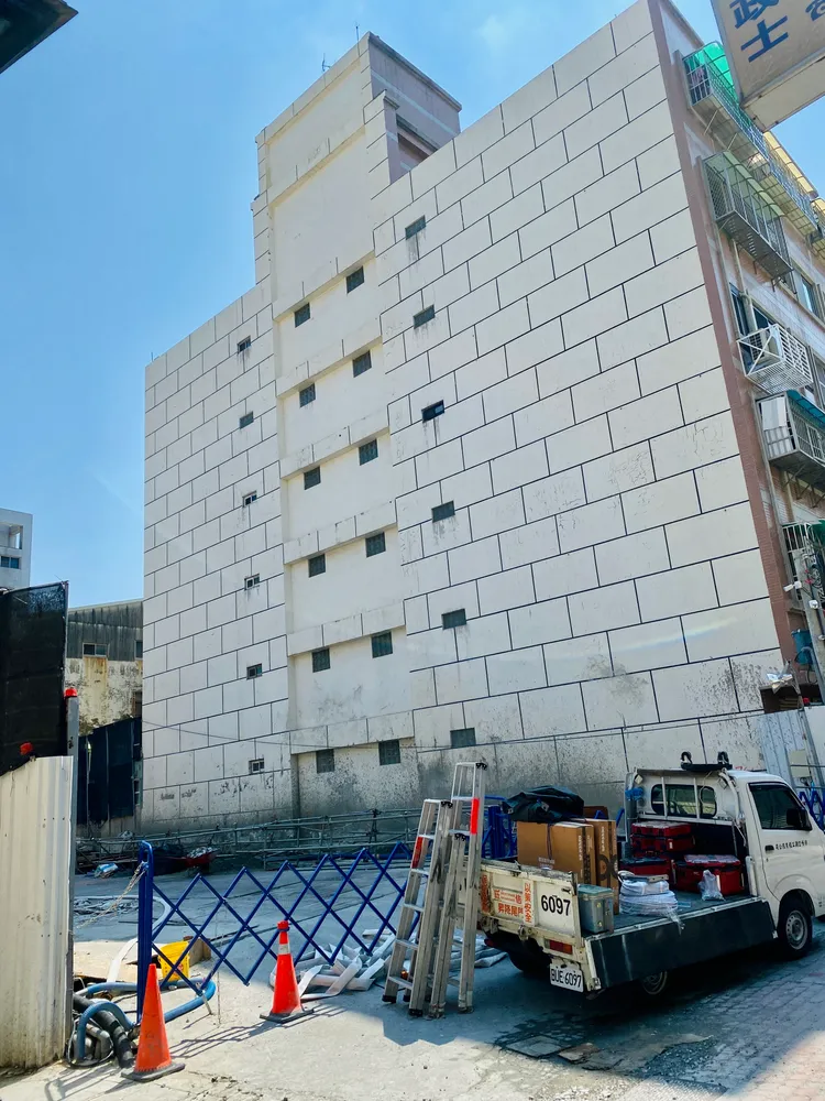 隔壁47戶大樓人心惶惶。王志弘攝