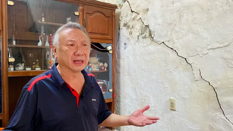 鄰宅牆面出現一大道裂痕，令住戶相當憂心。王志弘攝