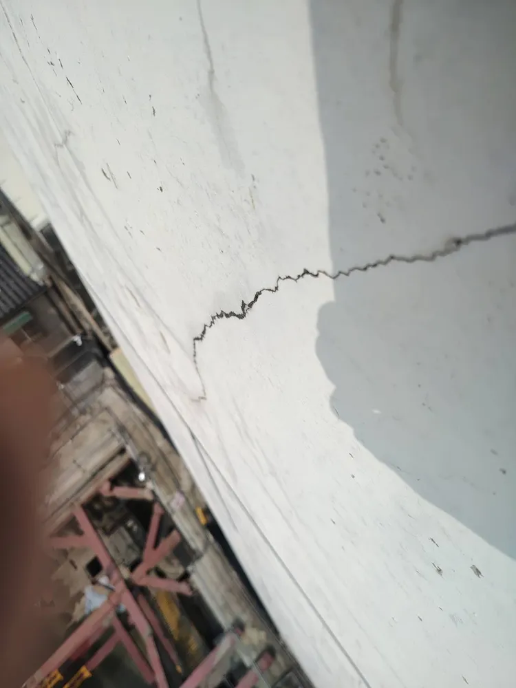 工地隔壁大樓的牆面出現好幾條裂縫。自救會提供