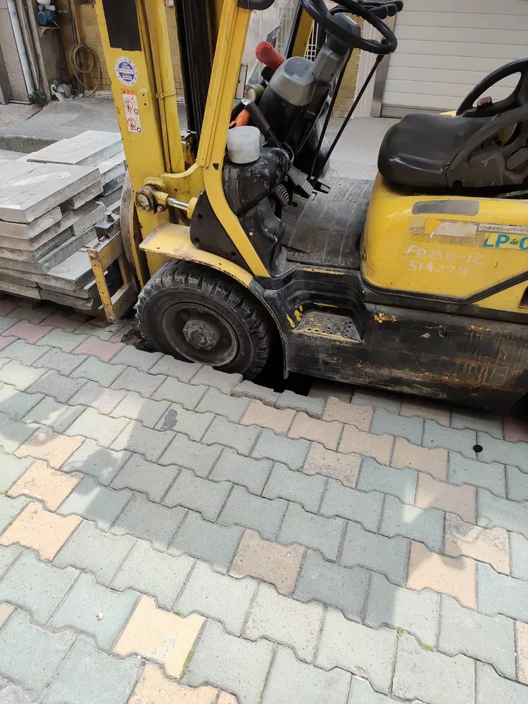 大樓前爆路面塌陷，引發住戶擔憂「底下的洞到底有多大？」。自救會提供