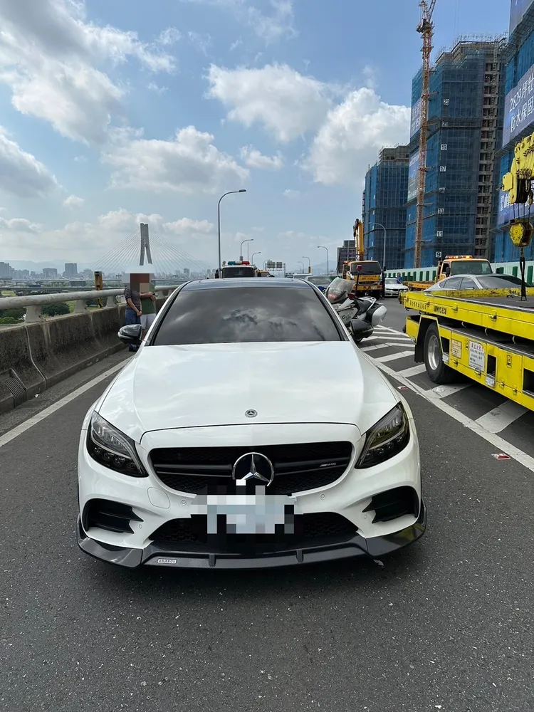 小貨車發生事故前疑為閃避這台超車不當的賓士而遭後方BMW追撞後翻覆。警方提供