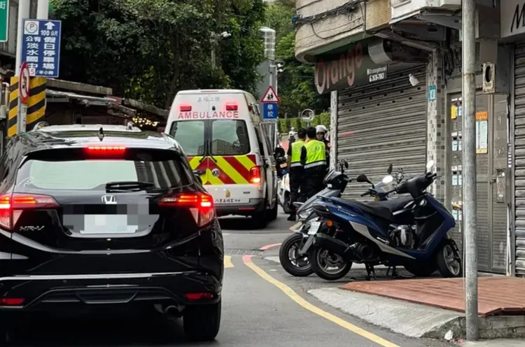 隨機攻擊的精障人士被警方強制送醫。翻攝自Dcard