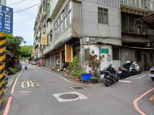 淡水驚魂!情侶買阿給慘遭隨機踹臀攻擊 施暴男原來生病了
