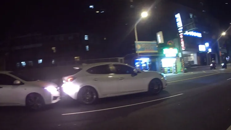 女子酒駕剎車不及親上前車。桃園警分局提供