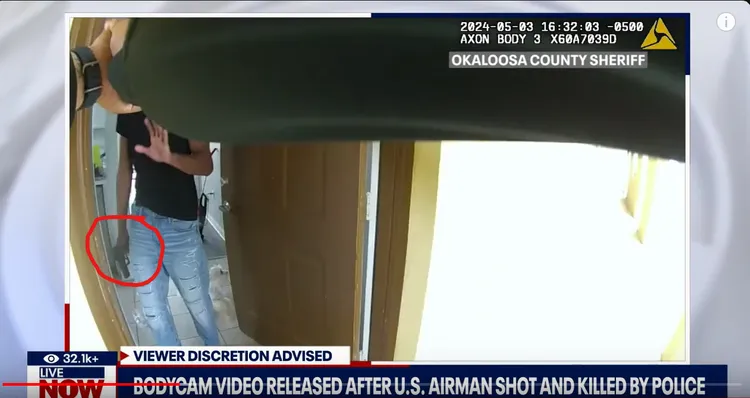 開門時士官手上握槍。《紐約郵報》