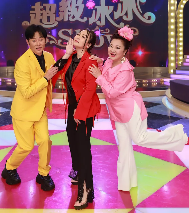 張秀卿（中）跟陽帆（左）、白冰冰說自己保守，怕露太多「油」會噴出來。民視提供