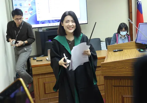 開戰吳釗燮「誰是吵架王」! 徐巧芯變身「小魔女」送「密件芒果乾」