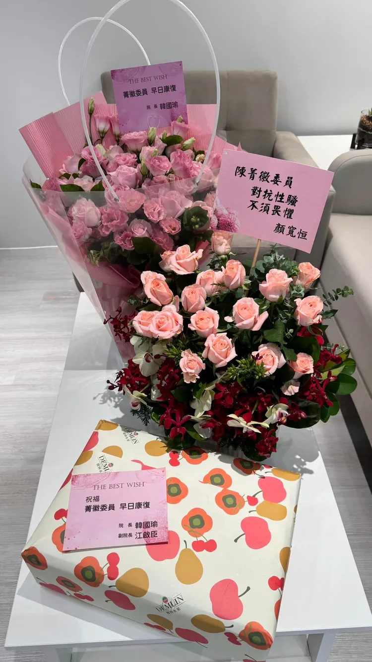 收到立法院院長韓國瑜送她的禮物，陳菁徽表示感到溫馨。翻攝《dr.chinghuichen》的IG