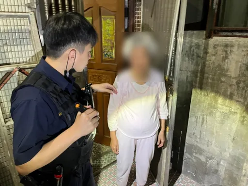 老婦凌晨散步遭反鎖門外 暖警花了20分鐘撥開門鎖助返家