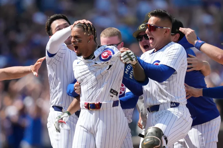 莫雷爾(中)敲出再見安打。(美聯社)