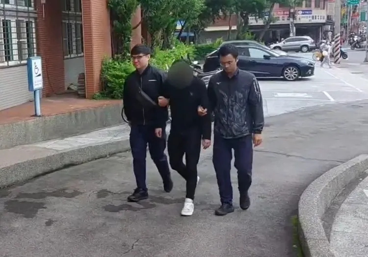 邱男被逮到警所。桃園警分局提供