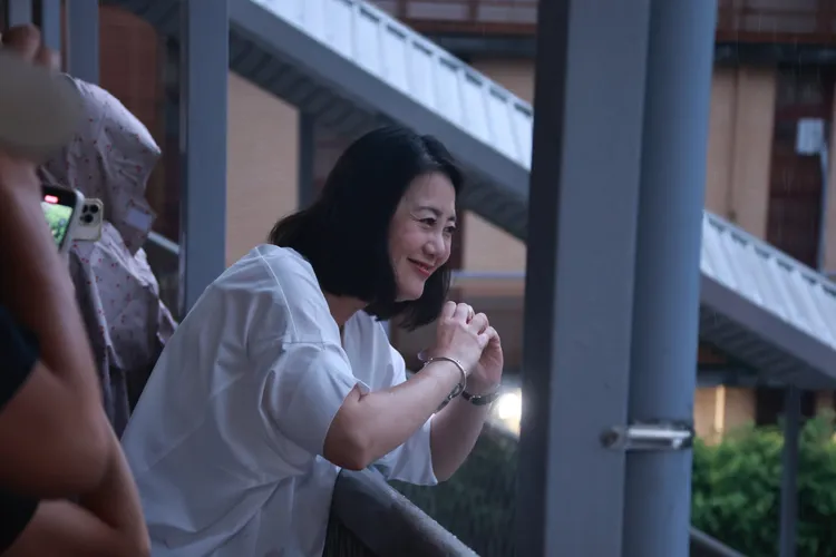 民進黨立法院黨團幹事長吳思瑤與群眾打招呼。彭欣偉攝