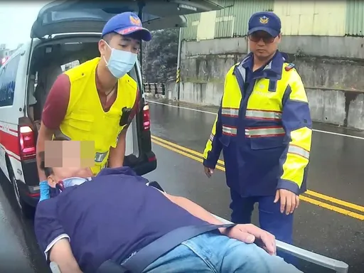 開車上班突中風！致電妻求援　警靠關鍵字即刻救援