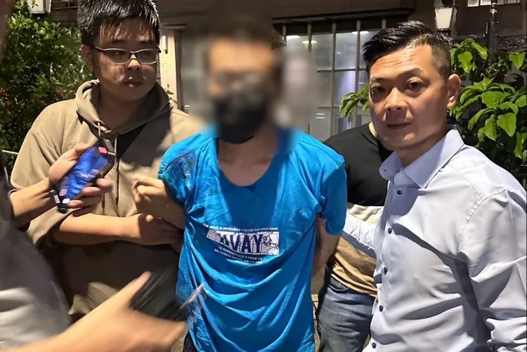 簡男無厘頭走法與兩次變裝，都被鷹眼隊發現與鎖定。翻攝畫面