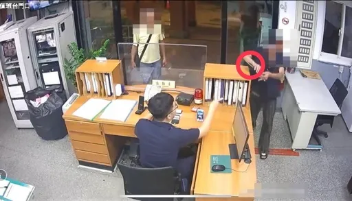 醉漢討欠薪竟吵到持刀鬧上派出所　8警持棍按槍套包圍！他秒嚇成小貓就逮