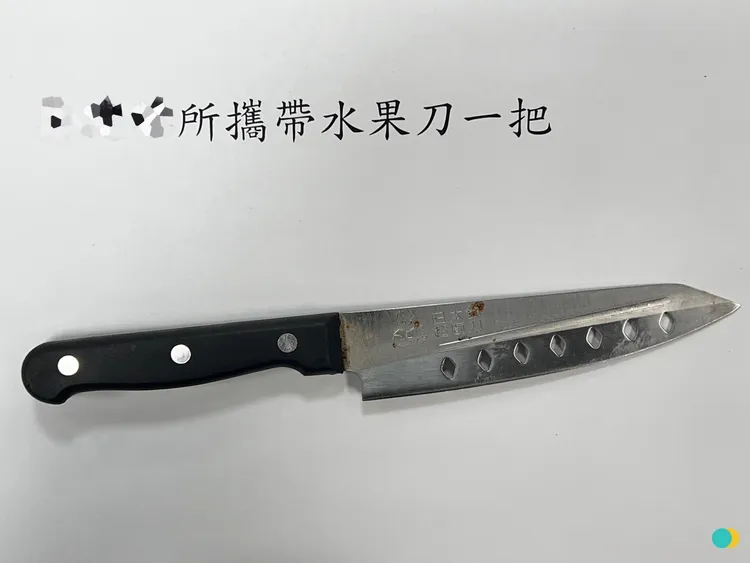 吳男隨身帶著26公分長刀防身。翻攝畫面