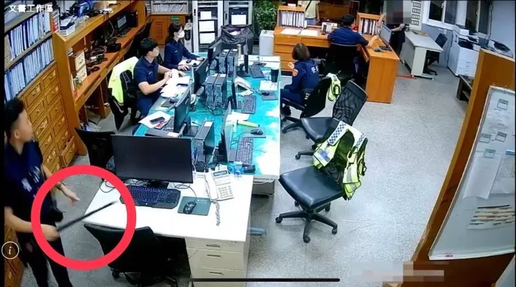 所內其他警員聽到有刀，立刻抄起警棍到值班台了解狀況。翻攝畫面