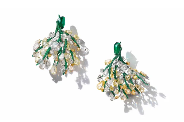 2020 Black Label Masterpiece 大師系列 XI 祖母綠瀑布耳環，主石為2顆共8.10克拉蛋面哥倫比亞祖母綠。品牌提供