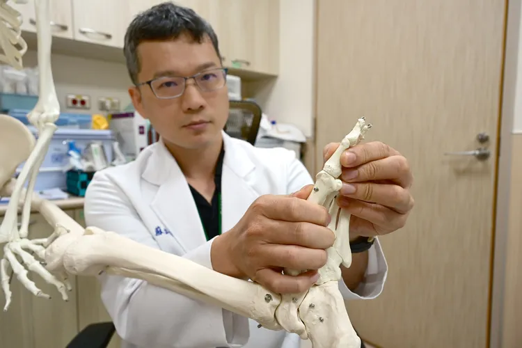 蘇錦宏醫師提醒如果拇趾內側出現發炎、紅腫痛等症狀，應諮詢專科醫師安排保守或積極性治療。亞大附醫提供